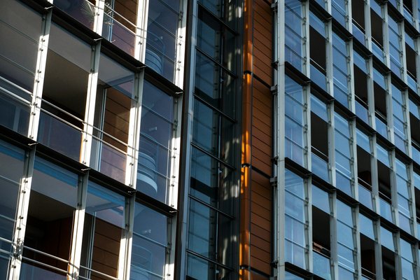 ¿Cómo identificar y mitigar los riesgos legales en las transacciones inmobiliarias internacionales?