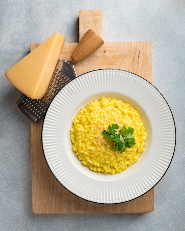 ¿Cómo preparar un delicioso risotto de setas salvajes con queso parmesano rallado?